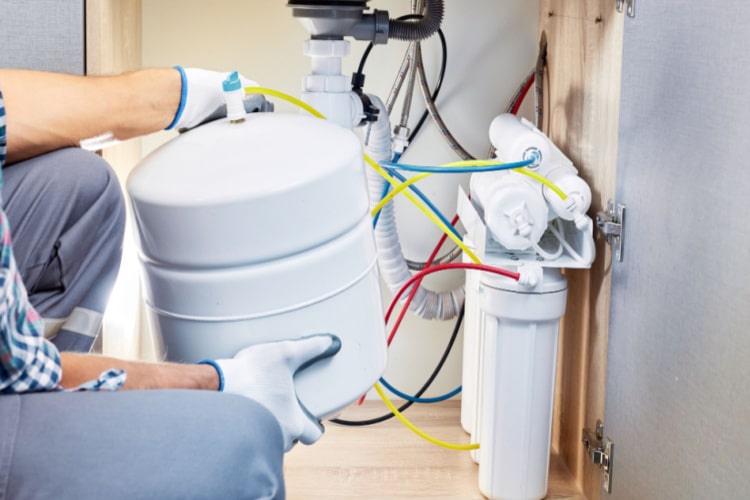 Reverse osmosis tank maintenance by plumber